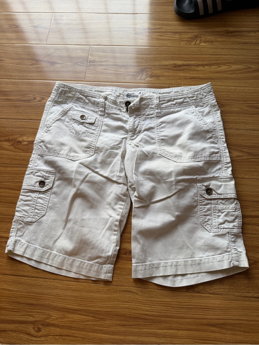 Preloved Women's White Cargo Shorts - Casual Utility Style Size 4